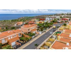 Vida exclusiva cerca del campo de golf y la playa: casa adosada en Buenavista