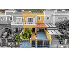 Vida exclusiva cerca del campo de golf y la playa: casa adosada en Buenavista