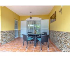 Vida exclusiva cerca del campo de golf y la playa: casa adosada en Buenavista
