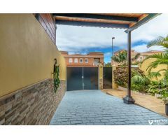 Vida exclusiva cerca del campo de golf y la playa: casa adosada en Buenavista