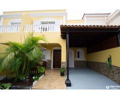 Vida exclusiva cerca del campo de golf y la playa: casa adosada en Buenavista