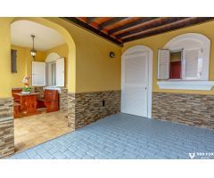 Vida exclusiva cerca del campo de golf y la playa: casa adosada en Buenavista
