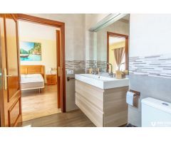 Vida exclusiva cerca del campo de golf y la playa: casa adosada en Buenavista
