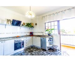 Amplia casa dividida en 3 viviendas independientes y una Casa de Invitados