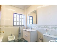 Amplia casa dividida en 3 viviendas independientes y una Casa de Invitados