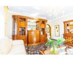 Amplia casa dividida en 3 viviendas independientes y una Casa de Invitados