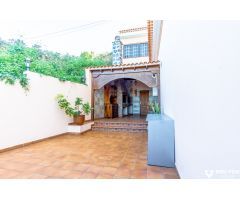 Amplia casa dividida en 3 viviendas independientes y una Casa de Invitados