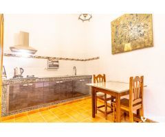 Amplia casa dividida en 3 viviendas independientes y una Casa de Invitados
