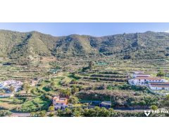 Amplia casa dividida en 3 viviendas independientes y una Casa de Invitados
