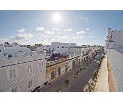 Magnifica casa de dos plantas en ubicacion privilegiada en Puerto Real con entrada independiente a l