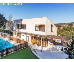 Magnífica casa en venta con jardín, vistas y piscina en Vallvidrera!!!