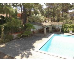 Magnífica casa en la Urbanización Mas Trempat. 3 parcelas de 700 m2 cada una. Piscina. Garaje.