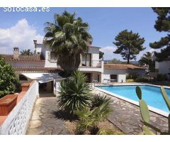 Magnífica casa en la Urbanización Mas Trempat. 3 parcelas de 700 m2 cada una. Piscina. Garaje.