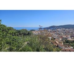 Casa en un entorno tranquilo con espectaculares vistas al pueblo, al mar y a la montaña.