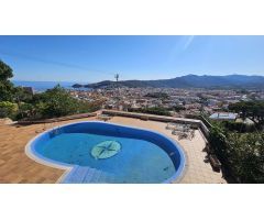 Casa en un entorno tranquilo con espectaculares vistas al pueblo, al mar y a la montaña.