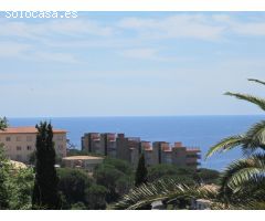Parcela para construir una vivienda unifamiliar con vistas al mar y a la montaña.