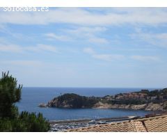 Parcela para construir una vivienda unifamiliar con vistas al mar y a la montaña.