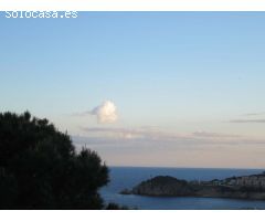 Parcela para construir una vivienda unifamiliar con vistas al mar y a la montaña.