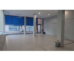Local comercial con grandes escaparates