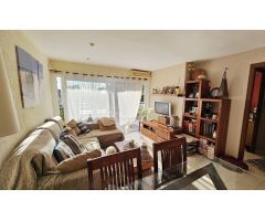 Apartamento con vistas al mar y a la montaña, muy bien orientado.