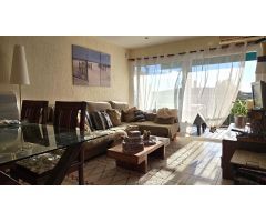 Apartamento con vistas al mar y a la montaña, muy bien orientado.