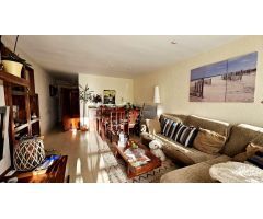 Apartamento con vistas al mar y a la montaña, muy bien orientado.
