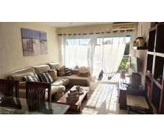 Apartamento con vistas al mar y a la montaña, muy bien orientado.