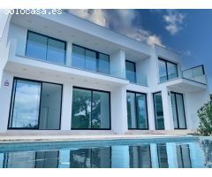 Moderna casa de reciente construcción con maravillosas vistas al mar.