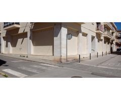 Local Comercial situado a pocos metros del centro peatonal, grandes escaparates.