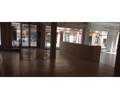 Local Comercial situado a pocos metros del centro peatonal, grandes escaparates.