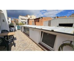 Casa muy céntrica con 2 viviendas independientes, garaje, jardín, terraza.