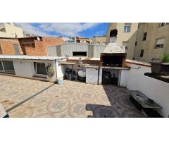 Casa muy céntrica con 2 viviendas independientes, garaje, jardín, terraza.
