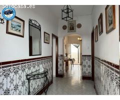 Bajo con Amplia Terraza y Múltiples Posibilidades en Chipiona
