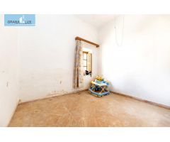 Casa con terreno en el centro de Churriana de la Vega