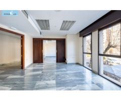 Magnifico piso u oficina en pleno centro de Granada.