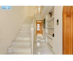 EXCLUSIVA Y ELEGANTE CASA ADOSADA EN GRANADA CAPITAL