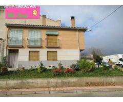 CHALET DE DOS PLANTAS COMO NUEVO LISTO PARA ENTRAR A VIVIR CON CUATRO DORMITORIOS
