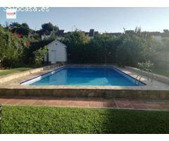 Casa independiente en parcela de 975?m² con piscina