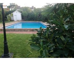 Casa independiente en parcela de 975?m² con piscina