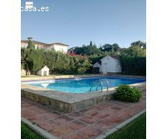 Casa independiente en parcela de 975?m² con piscina