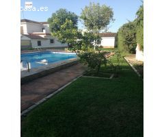 Casa independiente en parcela de 975?m² con piscina