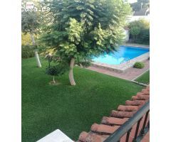 Casa independiente en parcela de 975?m² con piscina