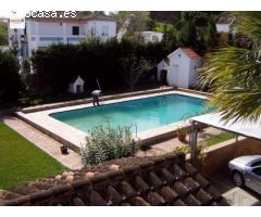 Casa independiente en parcela de 975?m² con piscina