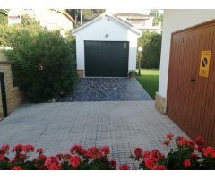 Casa independiente en parcela de 975?m² con piscina