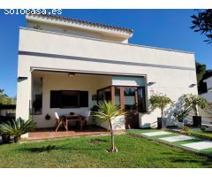 SE ALQUILA PRECIOSO CHALET CON VISTAS AL GOLF EN ZONA LA LOMA DE SANCTI PETRI.