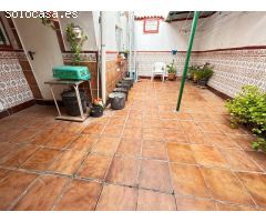 Casa en una planta con patio y azotea en Olivar de Rivero.