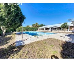 Vivienda rústica dividida en vivienda y negocio.