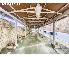 Vivienda rústica dividida en vivienda y negocio.