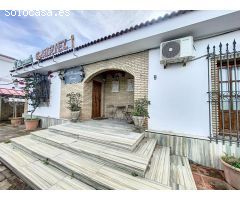 Vivienda rústica dividida en vivienda y negocio.