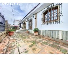 Vivienda rústica dividida en vivienda y negocio.